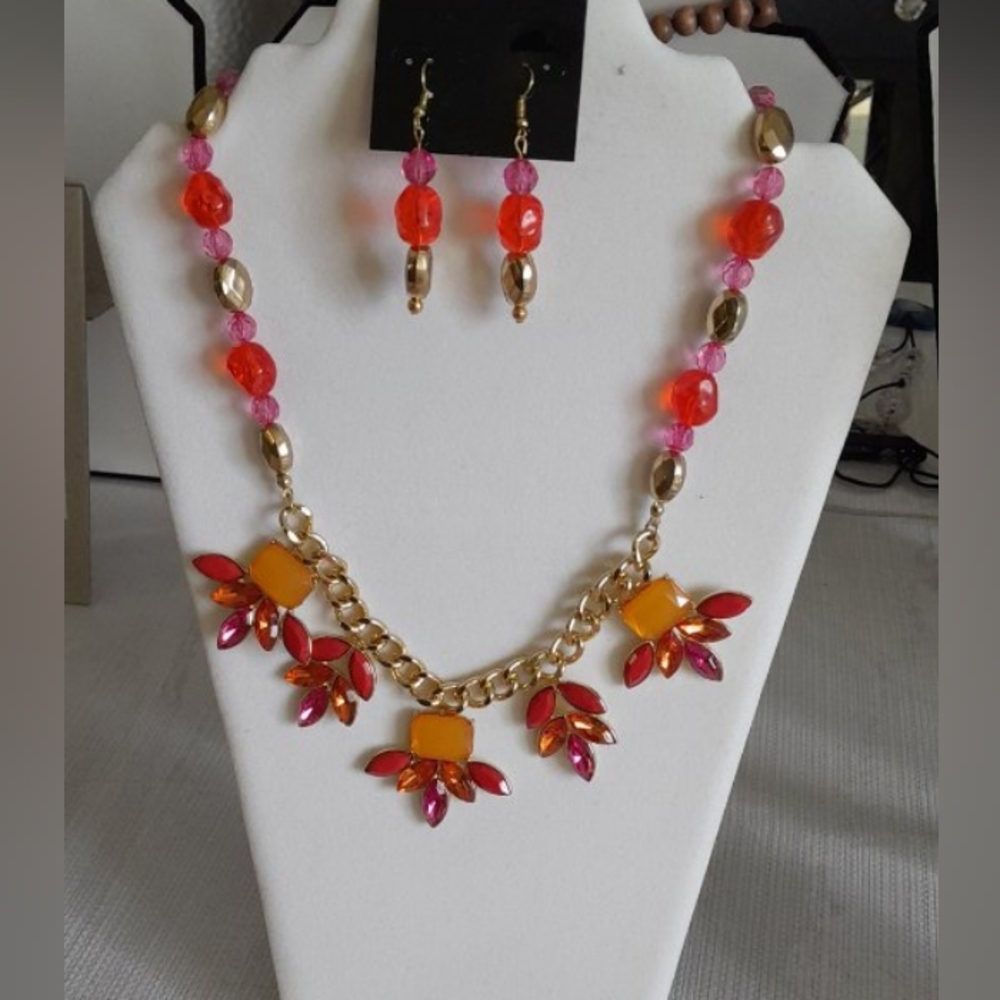Multi color necklace and earrings set